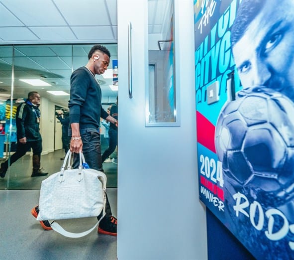 Un tifo en el Etihad se burla de Vinicius por el Balón de Oro ganado por Rodri