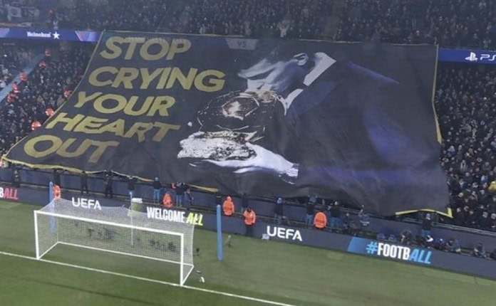 Un tifo en el Etihad se burla de Vinicius por el Balón de Oro ganado por Rodri