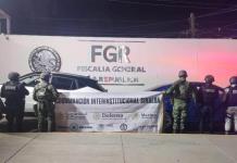 Agentes arrestan a 5 personas y decomisan armas y autos en Sinaloa