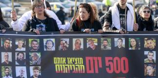 Familiares de rehenes israelíes en Gaza se manifiestan por los 500 días de cautiverio