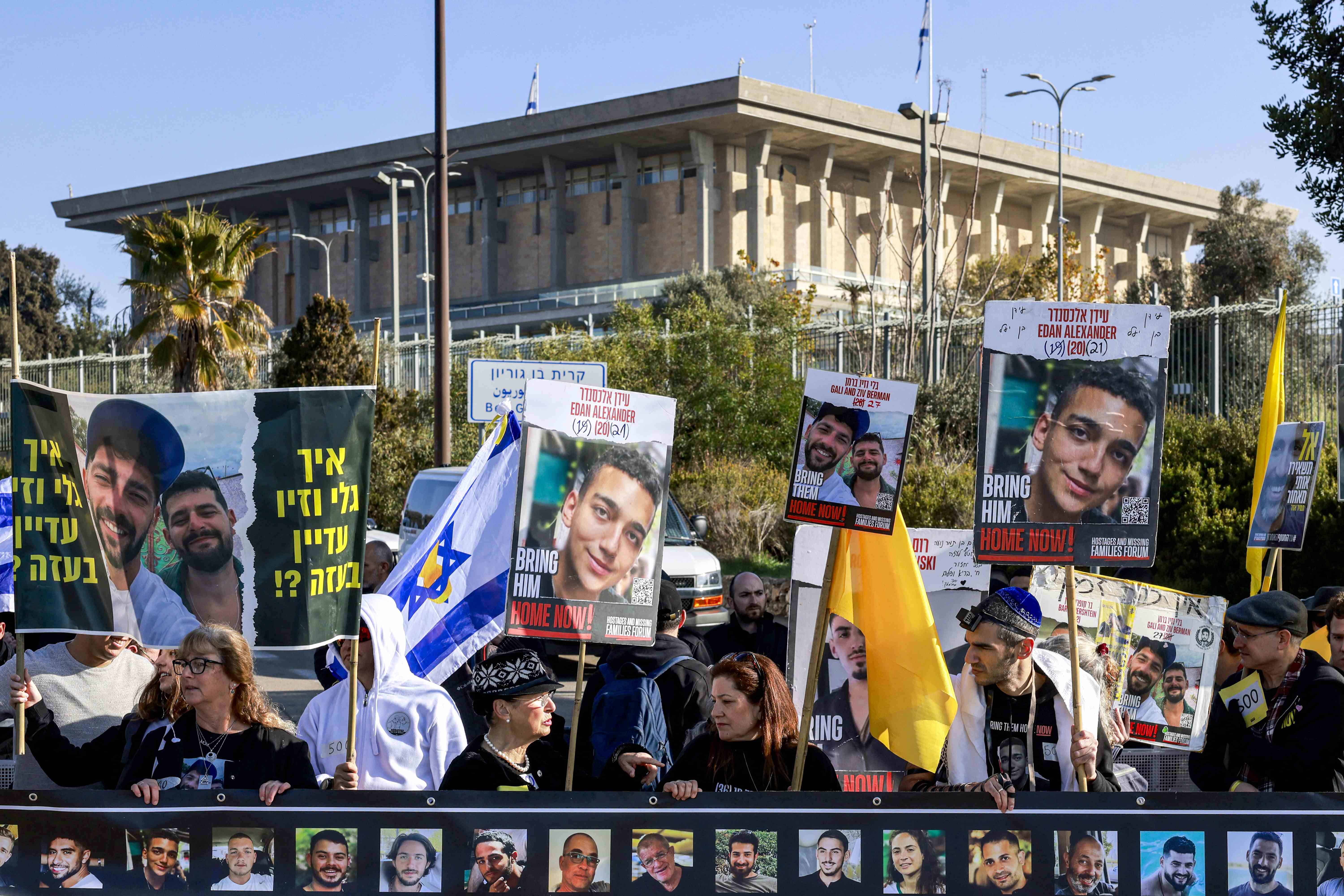 Familiares de rehenes israelíes en Gaza se manifiestan por los 500 días de cautiverio