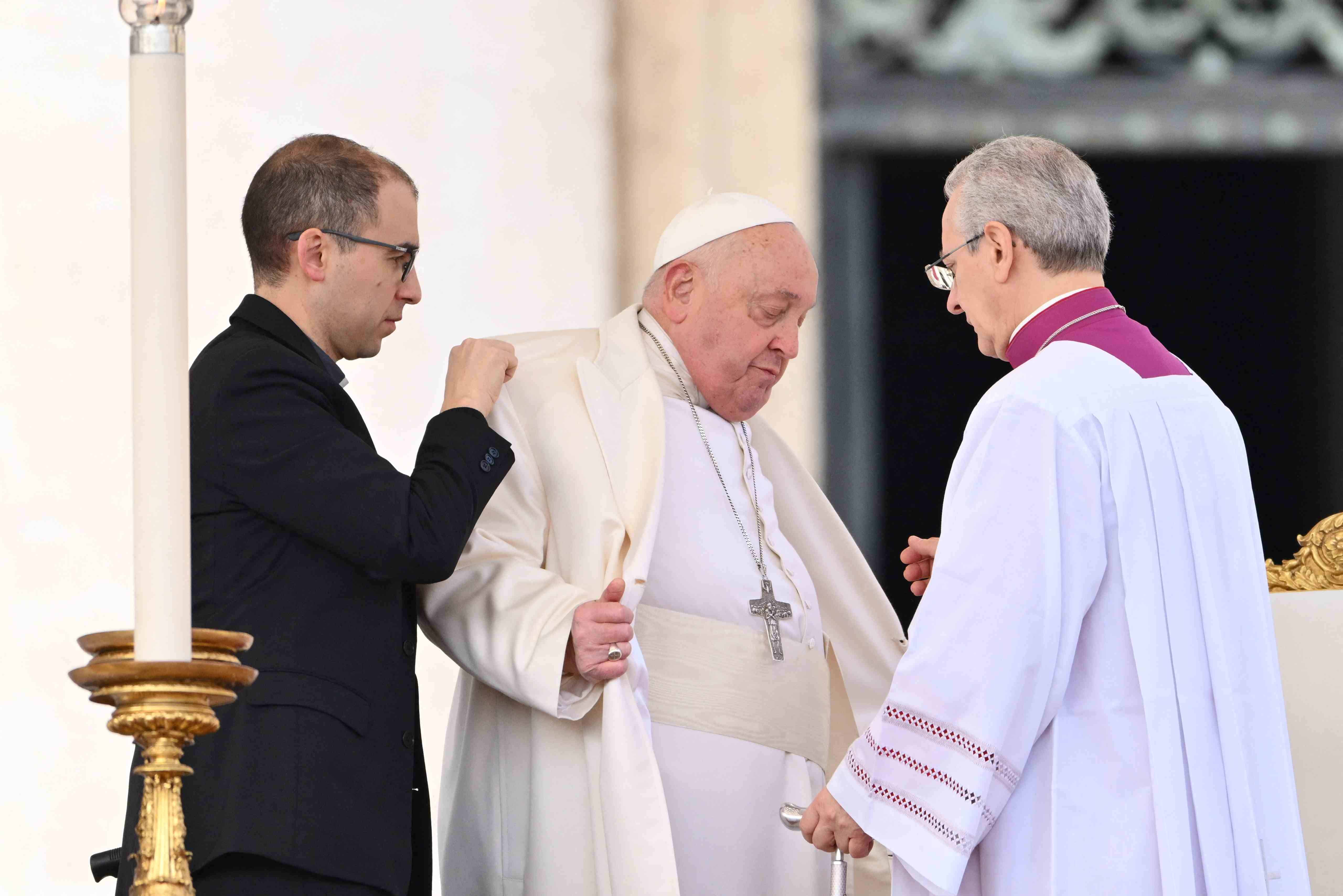 El papa padece neumonía, anuncia El Vaticano