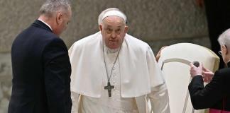 El papa sufre un repentino empeoramiento respiratorio tras una crisis de broncospasmo