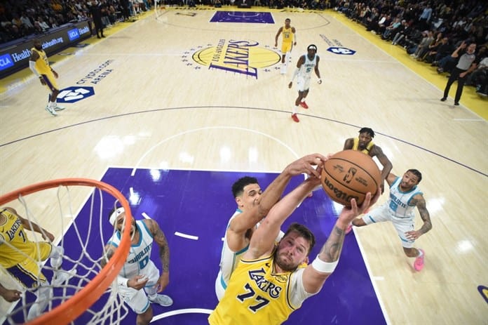 Los Lakers pinchan ante Hornets en un partido con cuentas pendientes