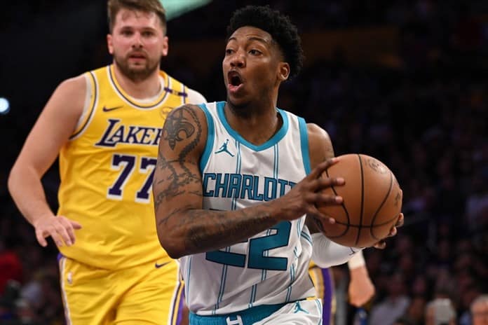 Los Lakers pinchan ante Hornets en un partido con cuentas pendientes