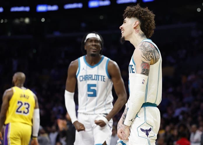 Los Lakers pinchan ante Hornets en un partido con cuentas pendientes