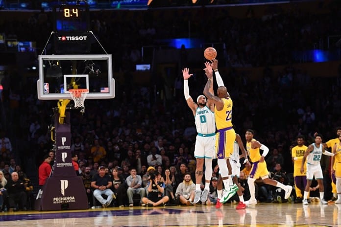 Los Lakers pinchan ante Hornets en un partido con cuentas pendientes