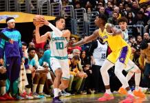 Los Lakers pinchan ante Hornets en un partido con cuentas pendientes