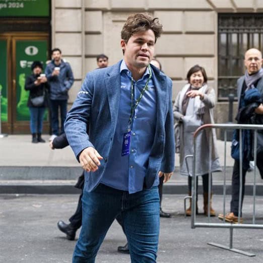 Leyenda del ajedrez Magnus Carlsen pone a la venta su pantalón prohibido