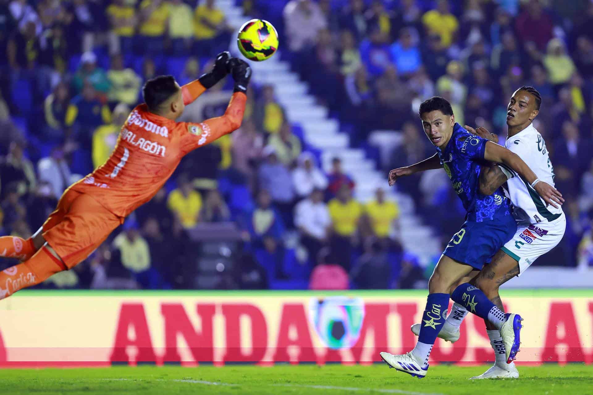 James Rodríguez anota gol del empate del León ante el campeón América