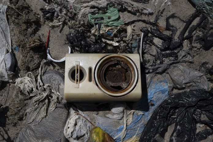 Pescadores y regatistas, al rescate de una isla en Rio sumergida en basura