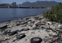 Pescadores y regatistas, al rescate de una isla en Rio sumergida en basura