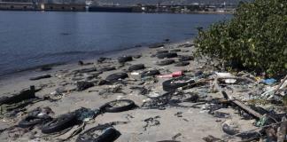 Pescadores y regatistas, al rescate de una isla en Rio sumergida en basura