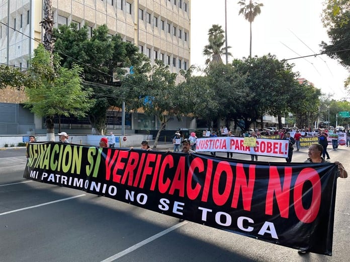 Colectivos se manifiestan en Av. Vallarta para presentar demandas variadas