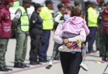 Venezuela repatría a 242 migrantes desde México, incluidos mujeres y niños