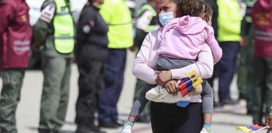 Venezuela repatría a 242 migrantes desde México, incluidos mujeres y niños