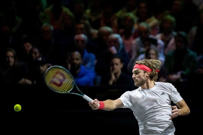 Tsitsipas vence a Sonego y supera la primera ronda