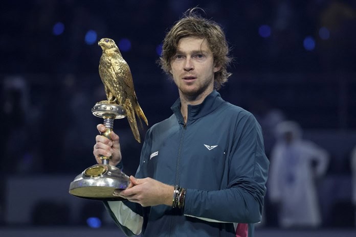 Tsitsipas vence a Sonego y supera la primera ronda