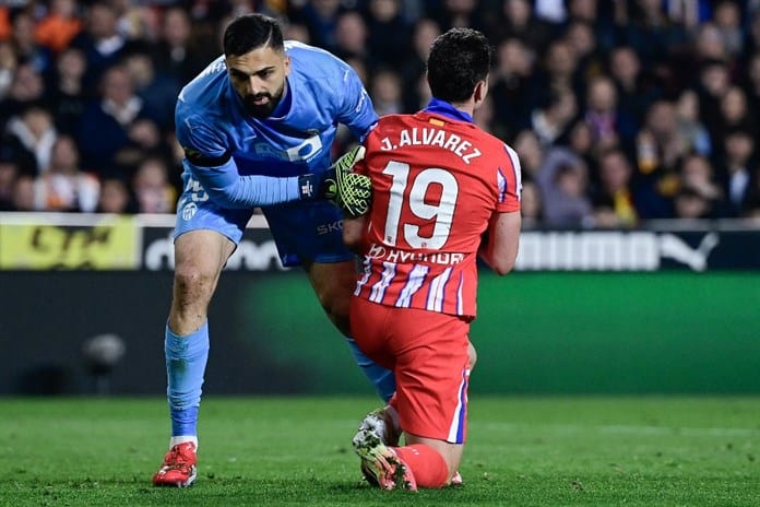 El mejor Álvarez contra la fiabilidad de Szczesny en semifinales de Copa