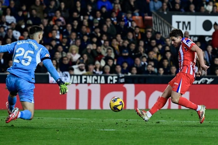 El mejor Álvarez contra la fiabilidad de Szczesny en semifinales de Copa