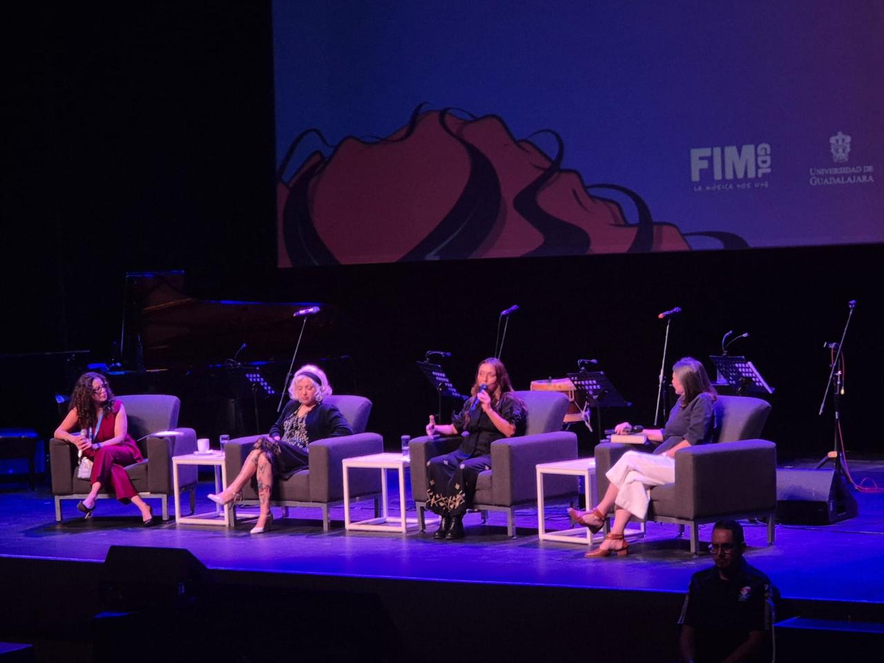 Mon Laferte y Javiera Parra comparten escenario en honor a Violeta Parra