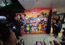 Julio Preciado devela su mural en la Arena Coliseo y anuncia proyecto benéfico