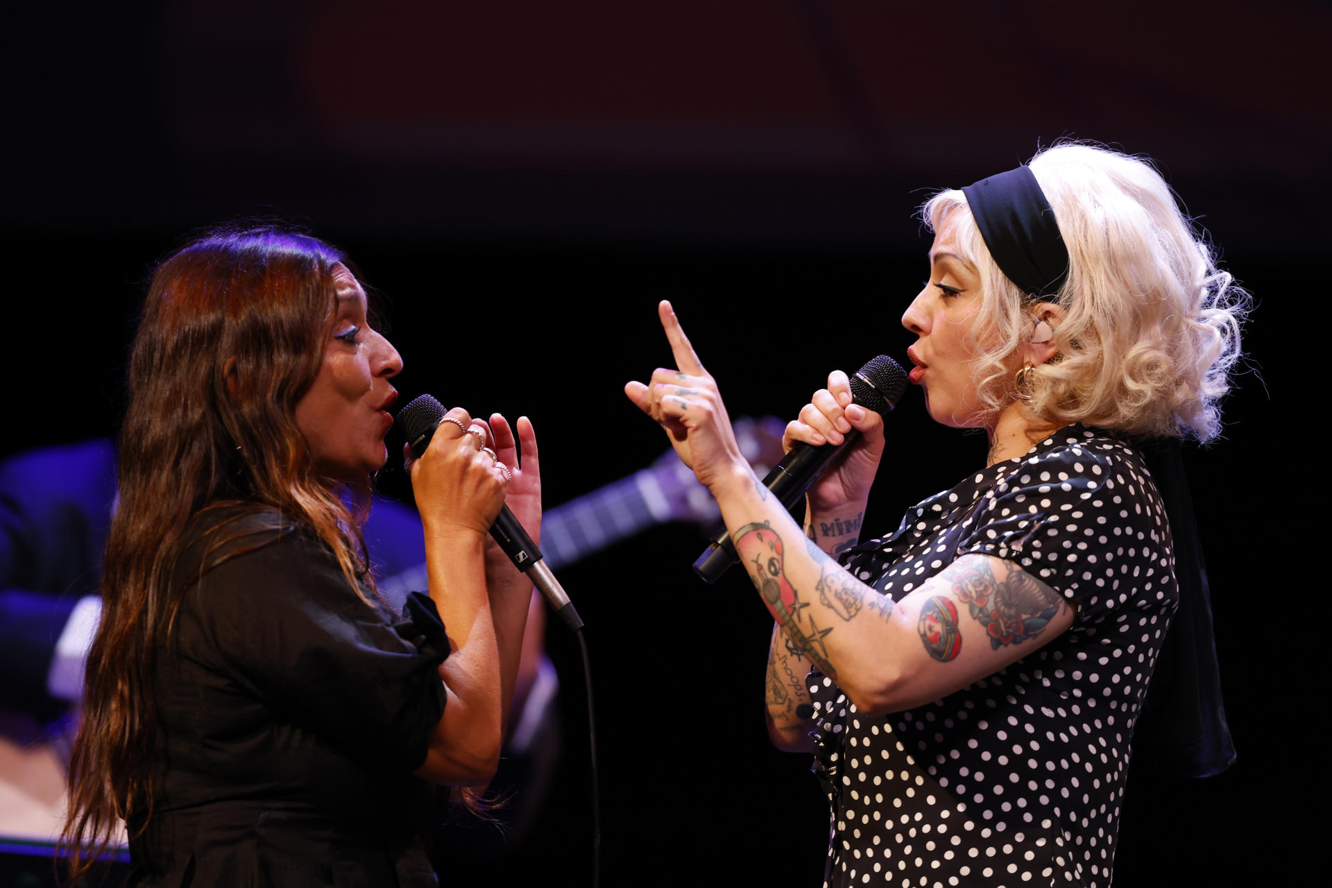 Mon Laferte y Javiera Parra comparten escenario en honor a Violeta Parra