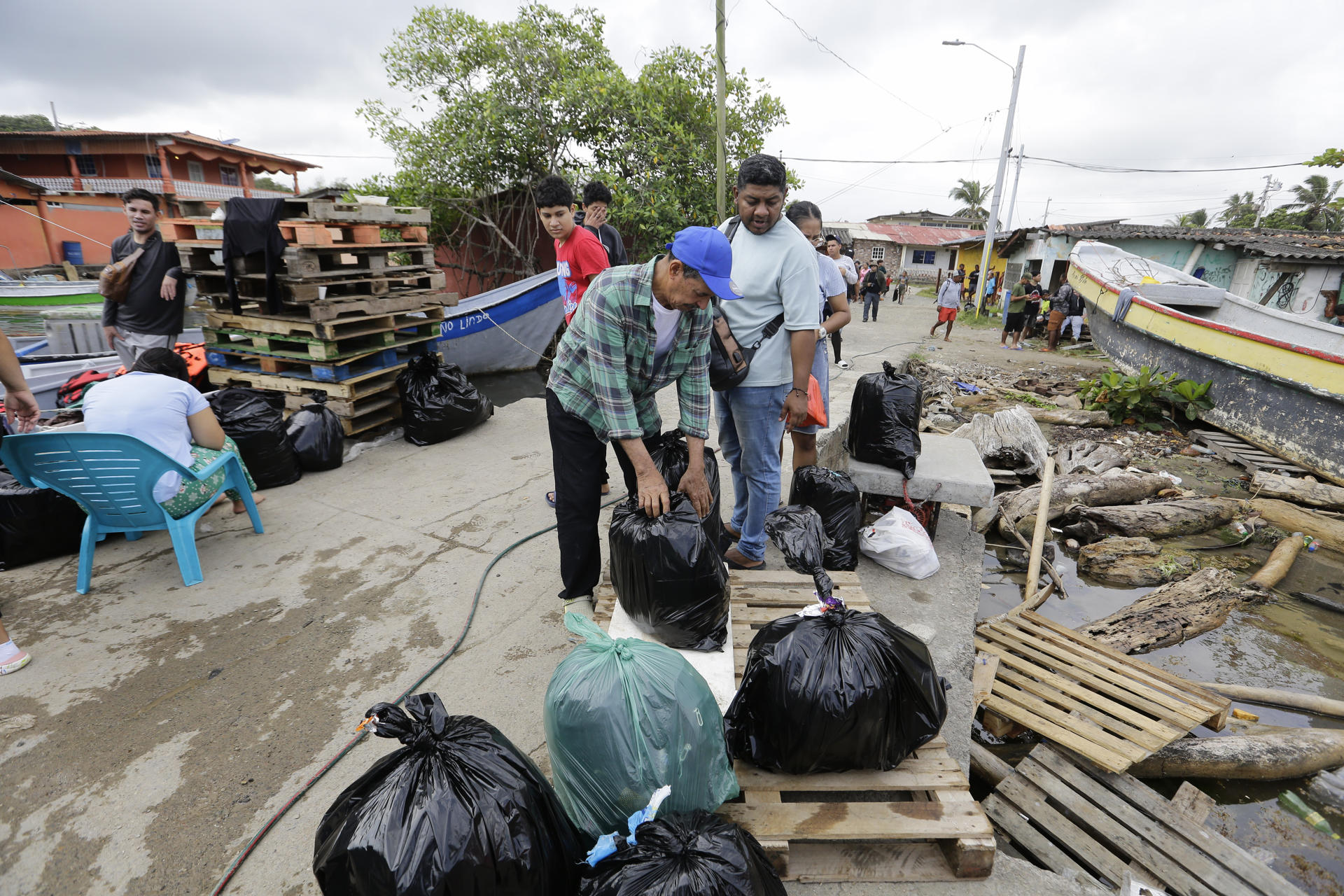 Migrantes buscan en las redes sociales nuevas rutas en su viaje de retorno a Suramérica