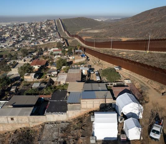 Organizaciones en Tijuana suspenden servicios para migrantes por recortes de USAID