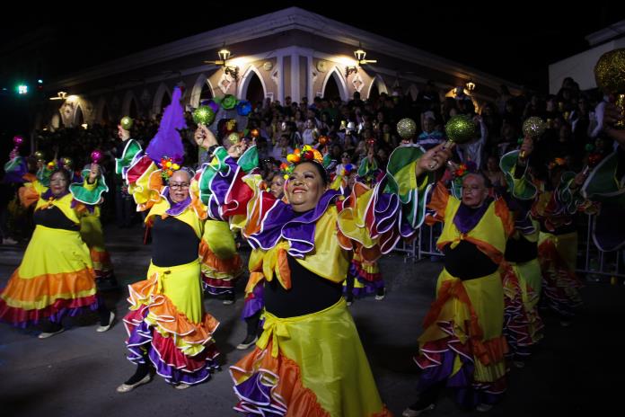 Más de 50 mil personas y 15 comparsas en el carnaval de Sayula