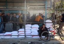 Israel bloquea la entrega de ayuda humanitaria en Gaza, Hamás denuncia una violación de la tregua