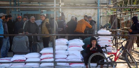 Israel bloquea la entrega de ayuda humanitaria en Gaza, Hamás denuncia una violación de la tregua