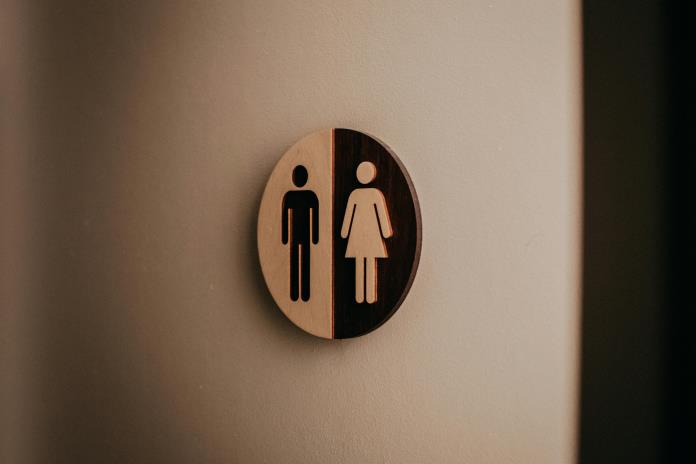 Estereotipados y androcéntricos, los símbolos de los baños públicos empiezan a cambiar