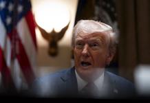 Grupos hispanos critican la orden de Trump de declarar el inglés el idioma oficial de EEUU
