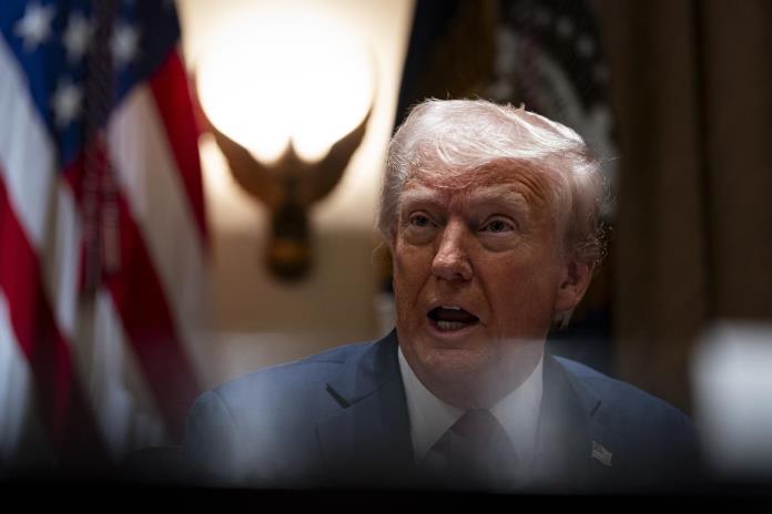 Grupos hispanos critican la orden de Trump de declarar el inglés el idioma oficial de EEUU