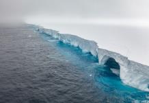 El mayor iceberg del mundo inmovilizado a 70 km de Georgias del Sur