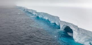 El mayor iceberg del mundo inmovilizado a 70 km de Georgias del Sur