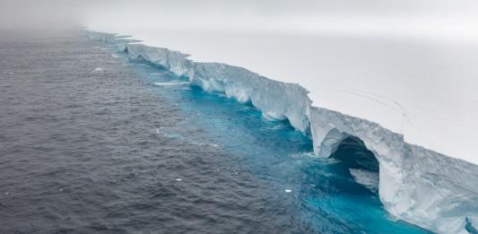 El mayor iceberg del mundo inmovilizado a 70 km de Georgias del Sur