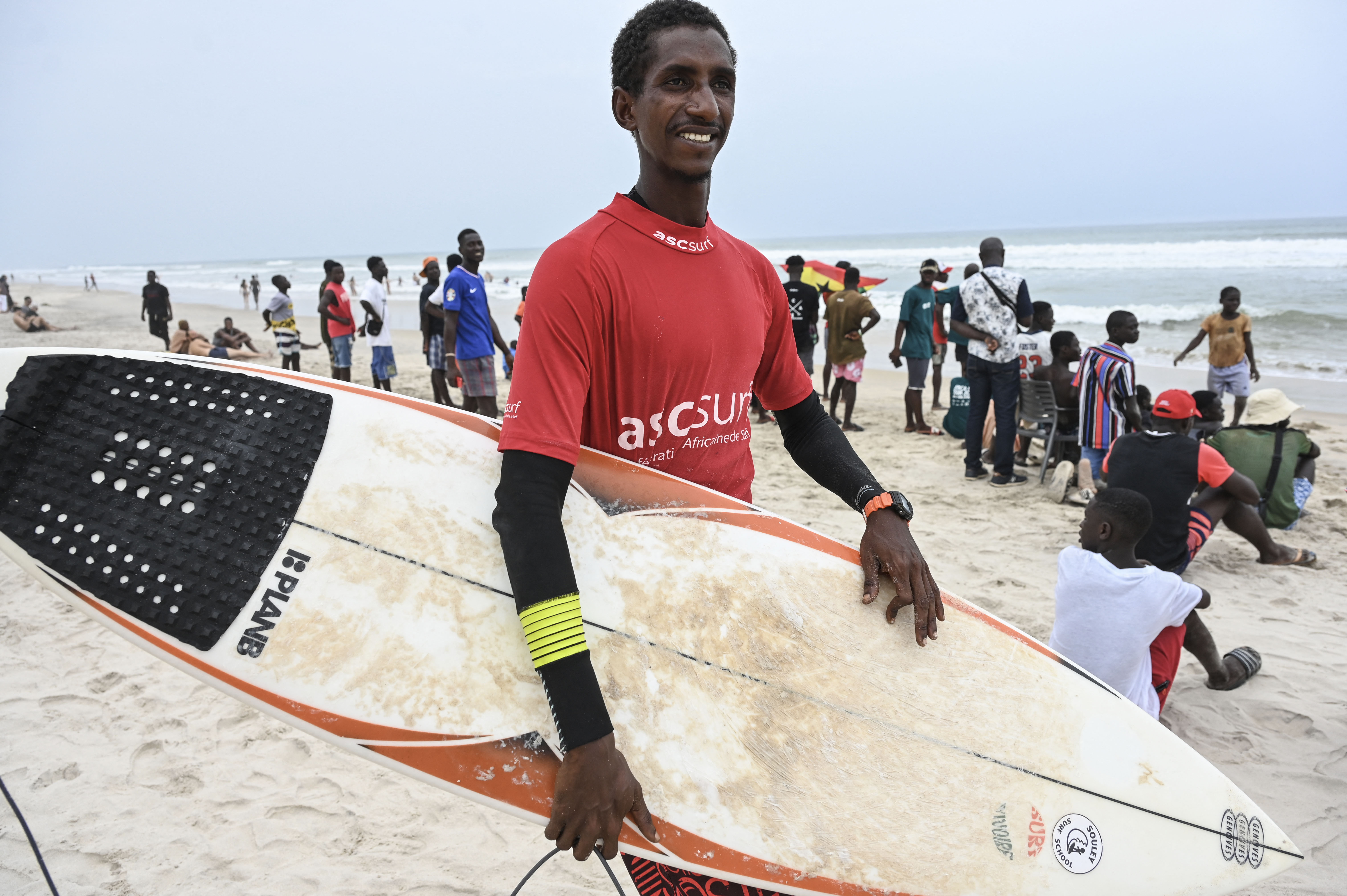 Despacio pero sin pausa, el surf sigue progresando en Costa de Marfil