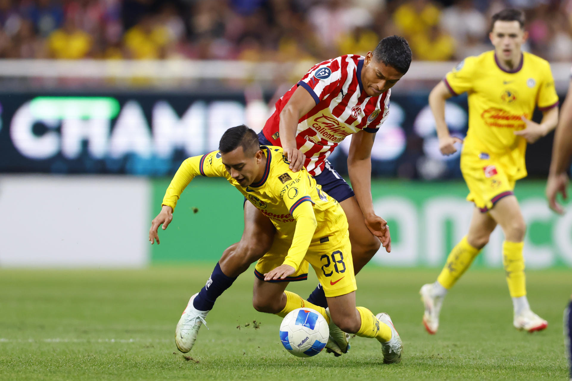 Guadalajara vence al América con autogol de Cáceres y toma ventaja en Concachampions