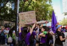 Mujeres en Latinoamérica exigen en las calles igualdad y protección contra la violencia