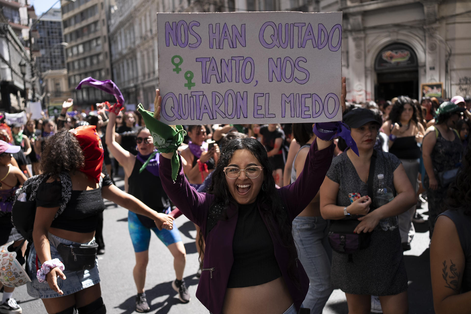 Mujeres en Latinoamérica exigen en las calles igualdad y protección contra la violencia