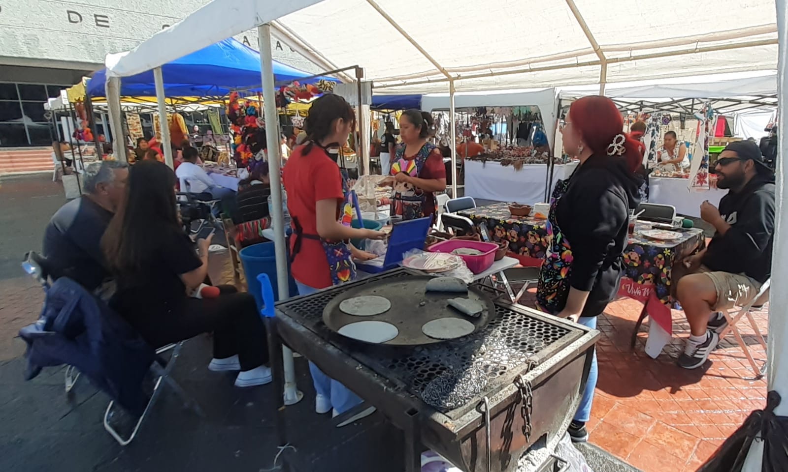 Mujeres indígenas mostraron sus artesanías en la explanada de la Rectoría de la UdeG 