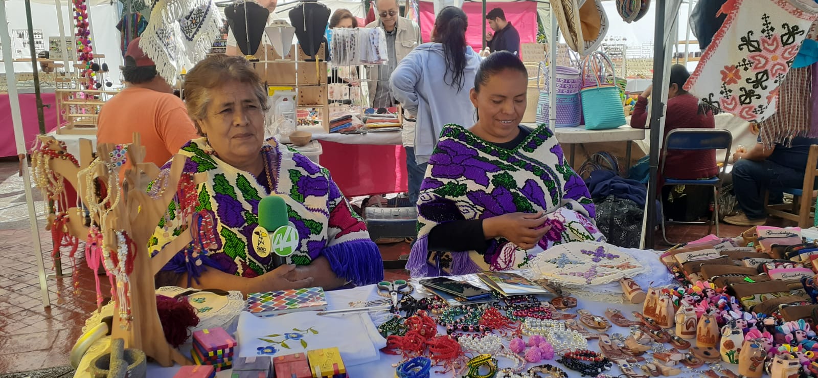 Mujeres indígenas mostraron sus artesanías en la explanada de la Rectoría de la UdeG 