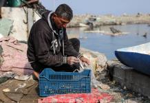 A falta de barcos, los pescadores de Gaza usan puertas de neveras como tablas de pádel