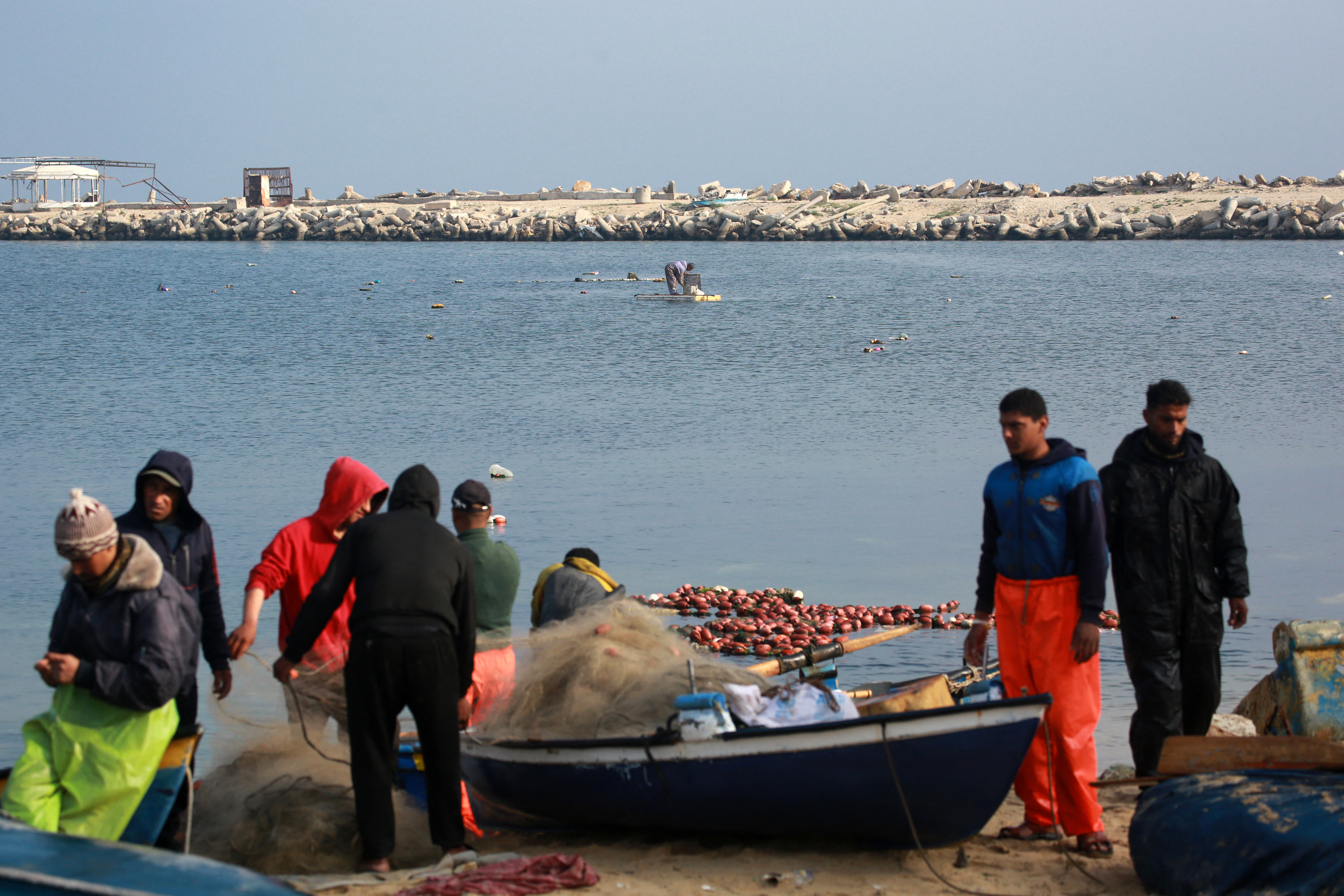 A falta de barcos, los pescadores de Gaza usan puertas de neveras como tablas de pádel