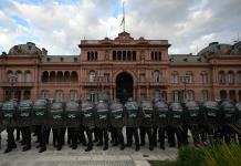 Violentos enfrentamientos con policías en protesta de jubilados e hinchas de fútbol argentino