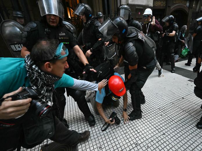 Violentos enfrentamientos con policías en protesta de jubilados e hinchas de fútbol argentino