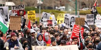 Activistas judíos propalestinos protestan dentro de la Torre Trump