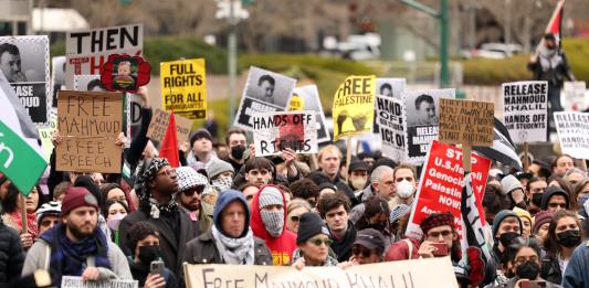 Activistas judíos propalestinos protestan dentro de la Torre Trump